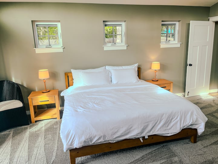 Una cómoda cama tamaño king, perfecta para relajarse mientras ve la televisión con Roku. Disfruta de acceso directo al balcón para disfrutar de impresionantes vistas al lago.