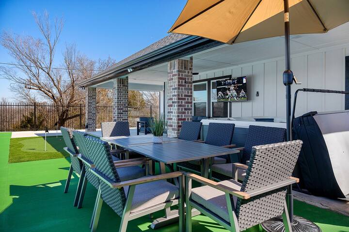 Pickleball HotTub MiniGolf with Downtown FW Views! gallery image 3