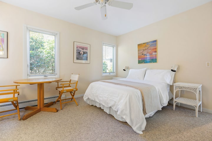 Udobna spavaća soba na prvom katu s udobnim bračnim krevetom i luksuznom hotelskom posteljinom te stolom i stolicama za dodatnu praktičnost i opuštanje.