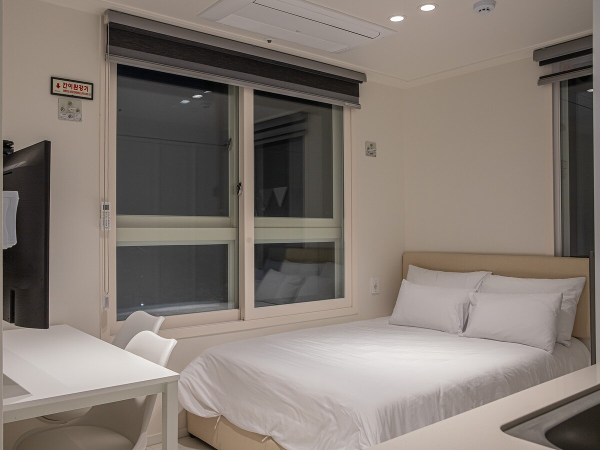 Двойно легло и затъмняващи завеси, устойчиви на огън