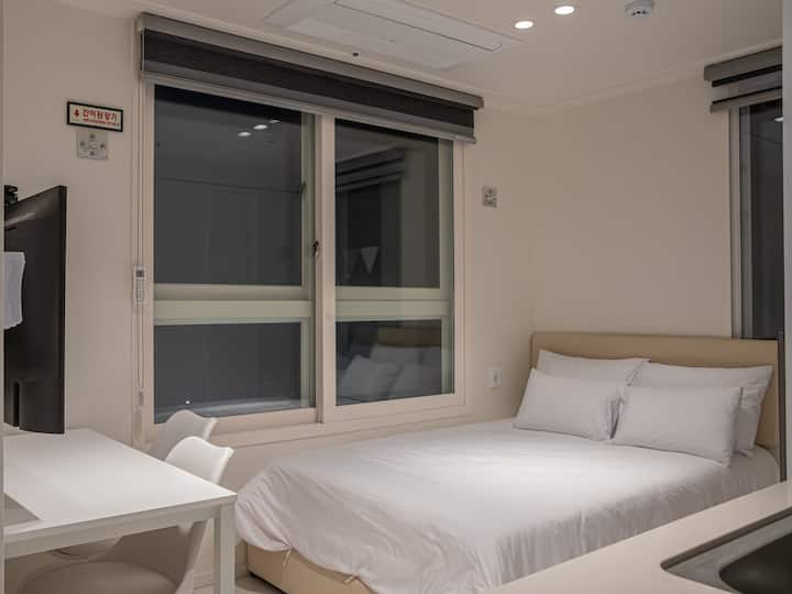 Lit queen size et rideaux occultants ignifuges