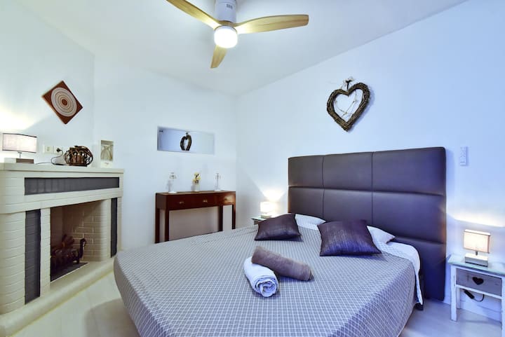 160张床，包括床上用品和毛巾