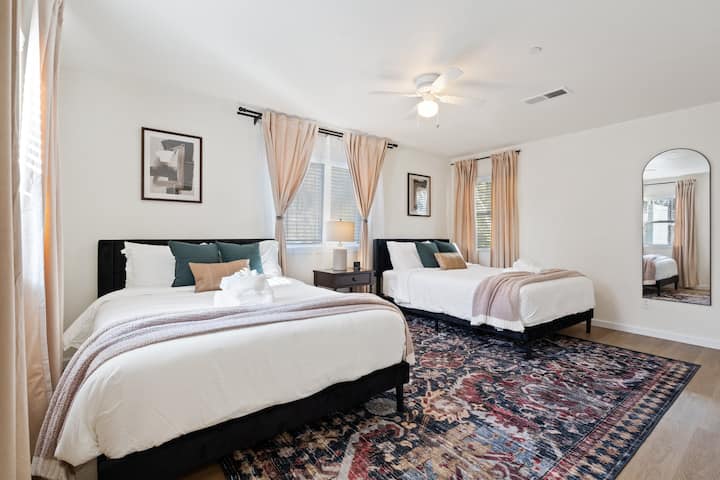 Vitanda viwili vya malkia (godoro la wastani la mseto la inchi 14) na kitanda 1 cha ukubwa wa mapacha (godoro la povu la kumbukumbu lenye starehe sana) vinapatikana. 