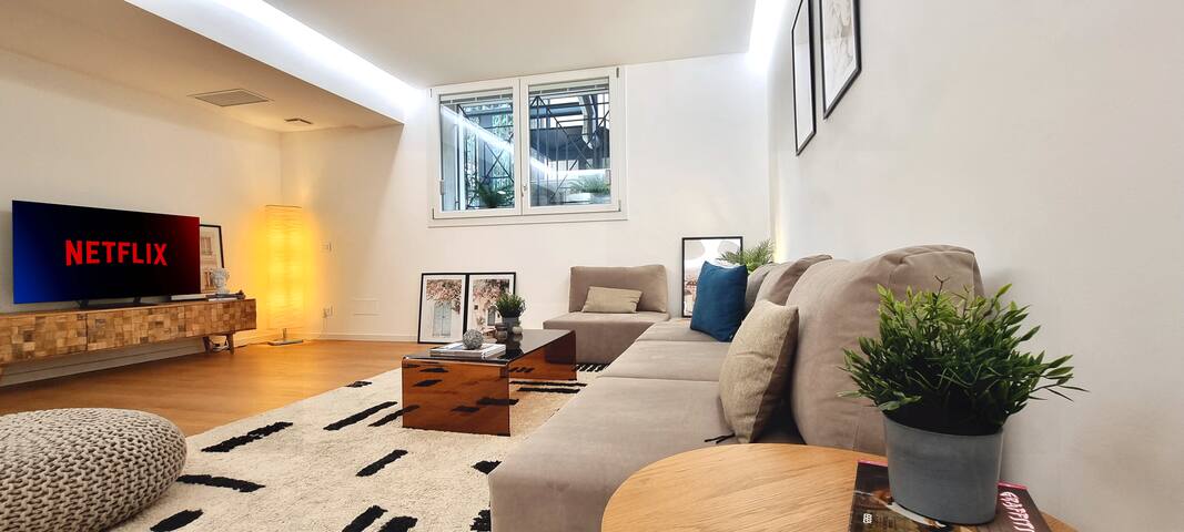 CityLife Suite – Modern, Spacious Living & 2 Baths gallery image 2