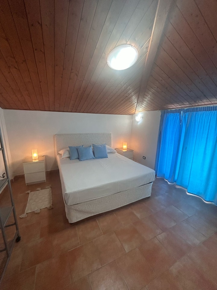 Стая Aeol.
Възхитителна спалня, с цветовете на бога на вятъра Еол. Светли и уединени, големи пространства за куфари  и дрехи. Възможност за добавяне на детско креватче или кошарка при заявка.