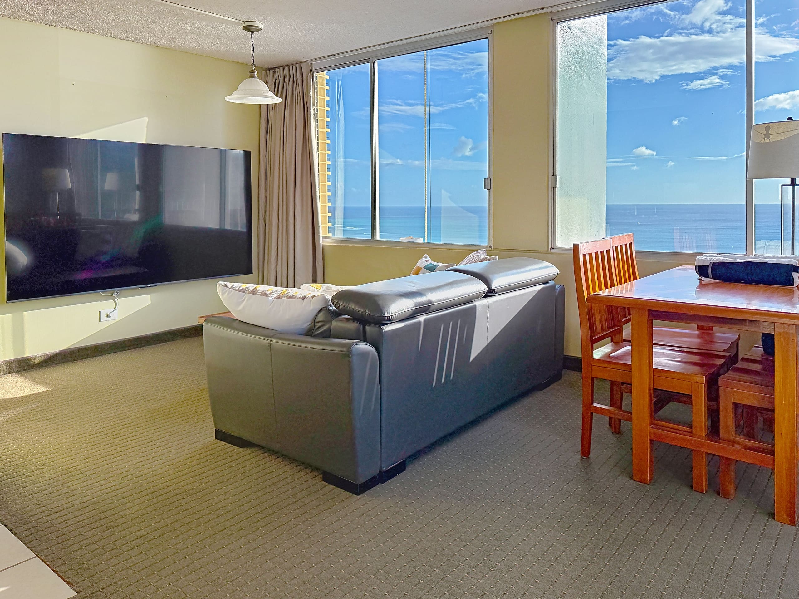 Ocean View•1 BR Corner Unit•Steps to Waikiki Beach - Image 1