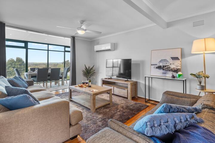 Elevated Entertainer | Views & Spacious Yard - Wagga Wagga