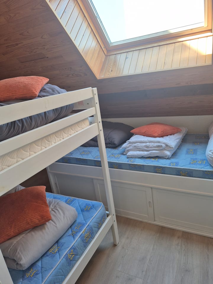 Още 1 спалня на горния етаж с 1 двуетажно легло и единично легло до него. 