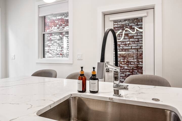 Chic Designer Loft|Rooftop Deck gallery image 3