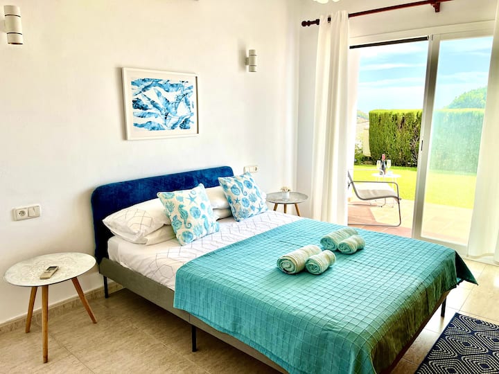 Chambre double au rez-de-chaussée avec accès direct au jardin et à la piscine. Réveillez-vous avec une vue sur le jardin et la piscine.