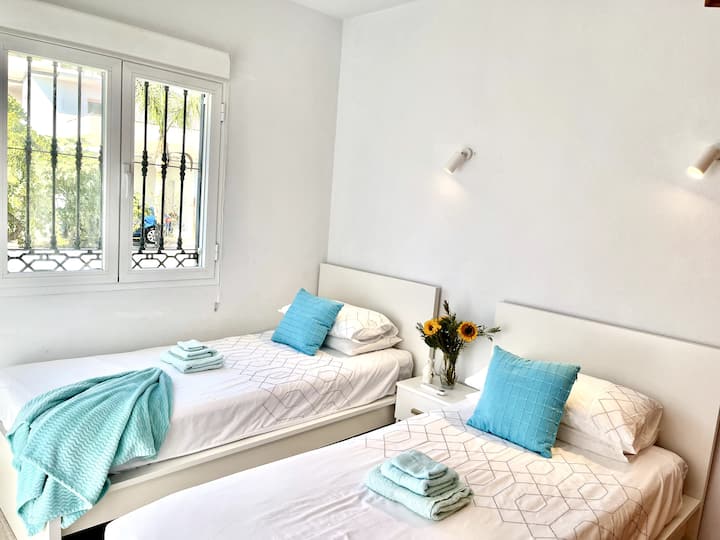 Chambre double lumineuse avec terrasse privée et salle de bain au même étage — parfaite pour les enfants, les amis, la famille ou les adolescents qui partagent.