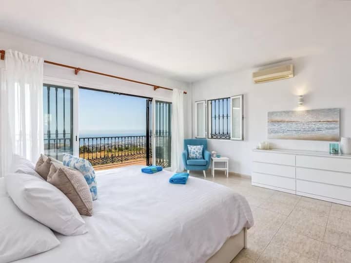 Vue imprenable sur la mer Méditerranée depuis cette terrasse de la chambre principale. C'est votre propre espace pour profiter de votre café, de votre petit-déjeuner, de votre livre ou de vos sons préférés. Détendez-vous dans cette tranquillité.