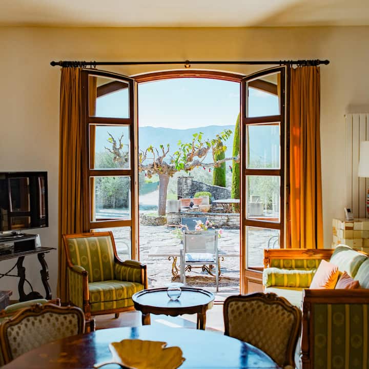 La zona de comedor y el salón tienen vistas al exterior.