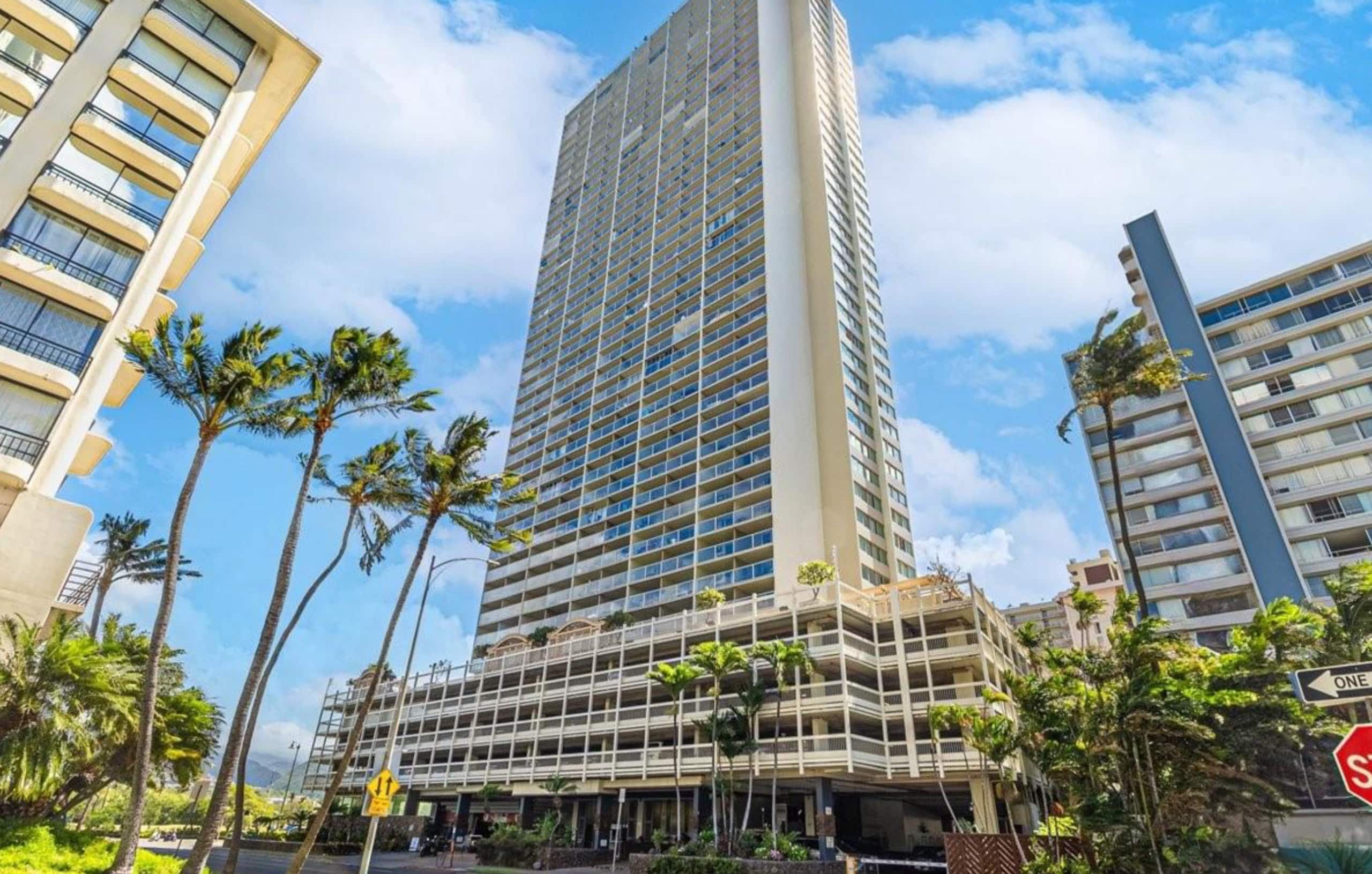 Condo in Honolulu · ★4.89 · Studio · 1 bed · 1 private bath - Image 37