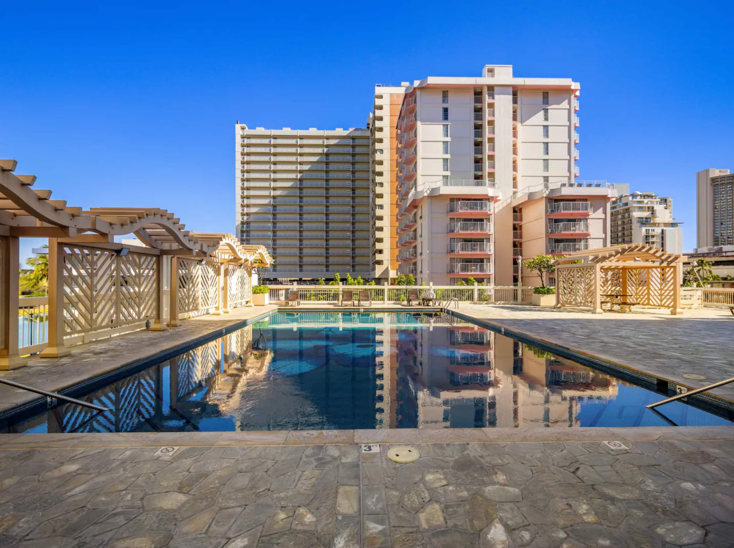 Condo in Honolulu · ★4.89 · Studio · 1 bed · 1 private bath - Image 39