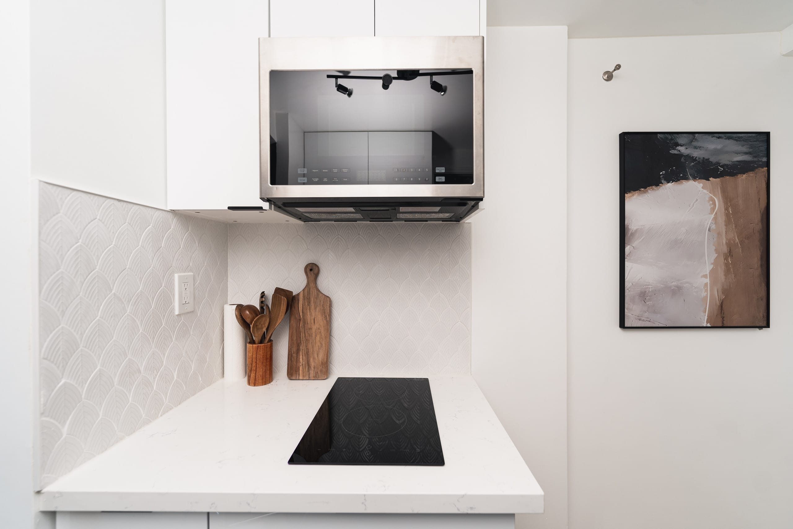Condo in Honolulu · ★4.89 · Studio · 1 bed · 1 private bath - Image 16