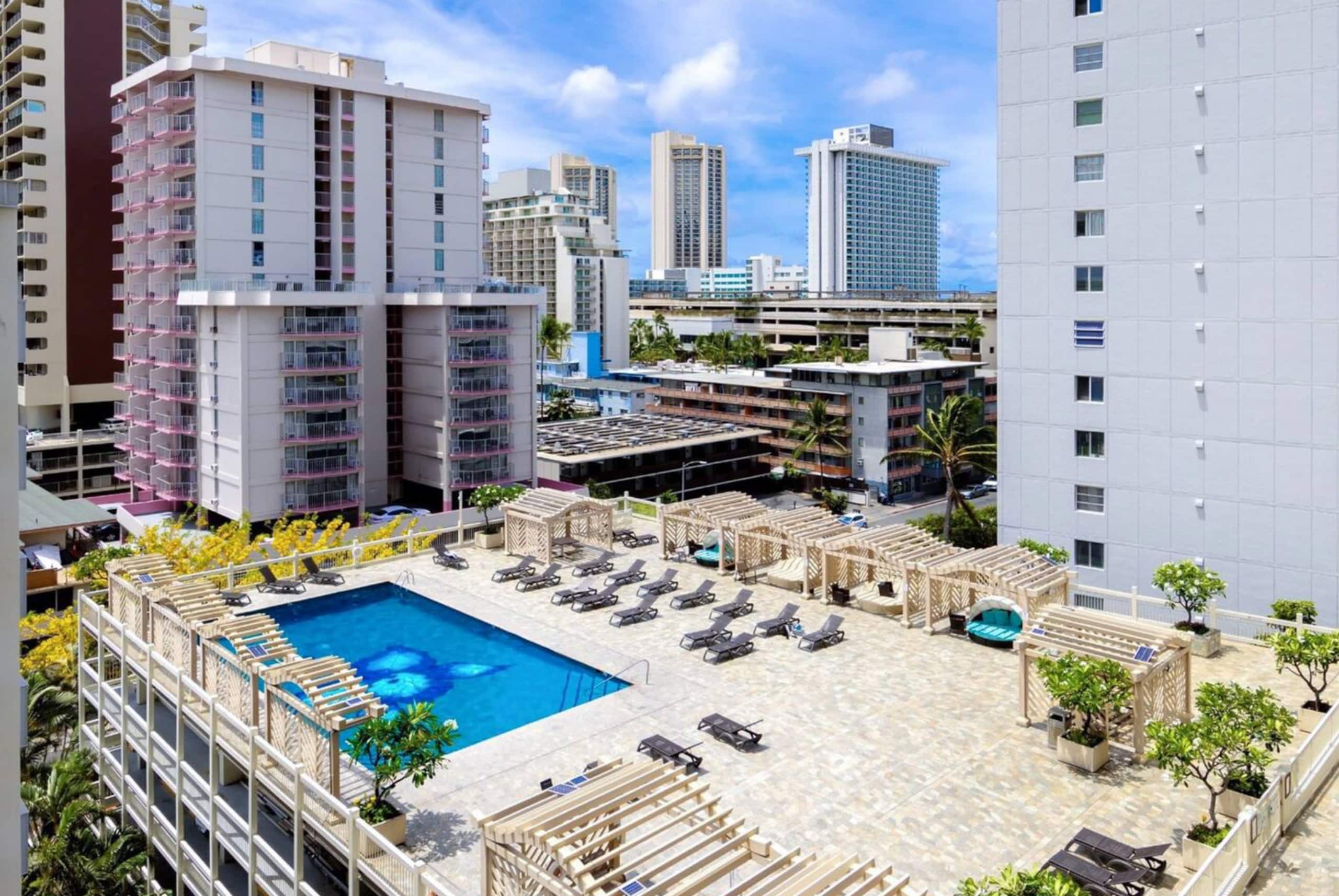 Condo in Honolulu · ★4.89 · Studio · 1 bed · 1 private bath - Image 38