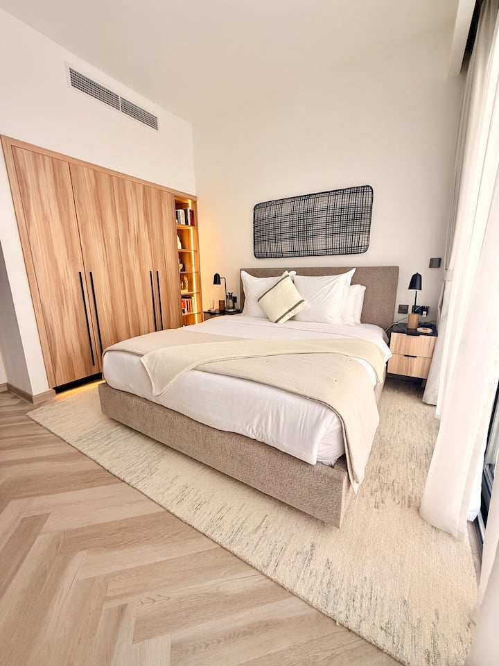 Спална соба 3, која се наоѓа на 2-ро ниво, може да се пофали со брачен кревет (широк 150-179 см) со луксузна постелнина за мирен сон. Големиот двоен плакар нуди доволно простор за закачување облека и складирање, додека осветлувањето под кабинетот и полицата за книги додаваат удобен детаљ.