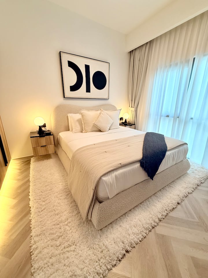 Во спалната соба 2, на 2-ро ниво, има брачен кревет со премиум постелнина за мирен сон. Осветлувањето под кабинетот додава удобен шмек. Има пространа бања со Џек и Џил со спална соба 3, опремена со туш и двојна суета.