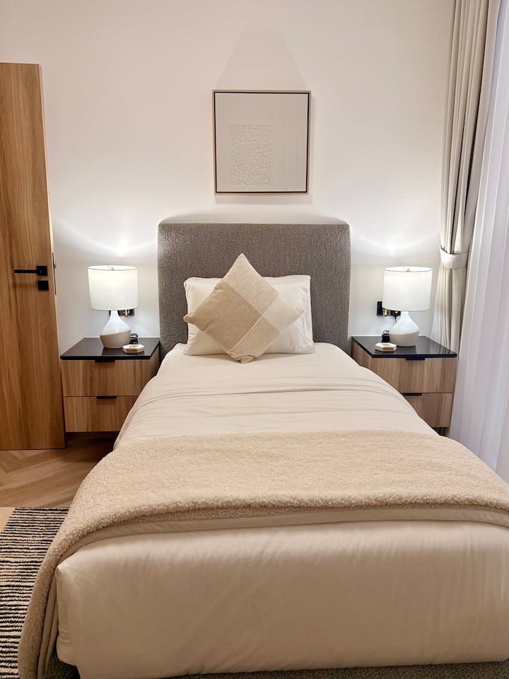 Спалната соба 4, која се наоѓа на главниот кат, нуди приватност подалеку од кујната/дневниот простор. Се одликува со постелнина со врвен квалитет, со лебдечки ноќни масички на секоја страна од креветот за дополнителен простор за складирање.