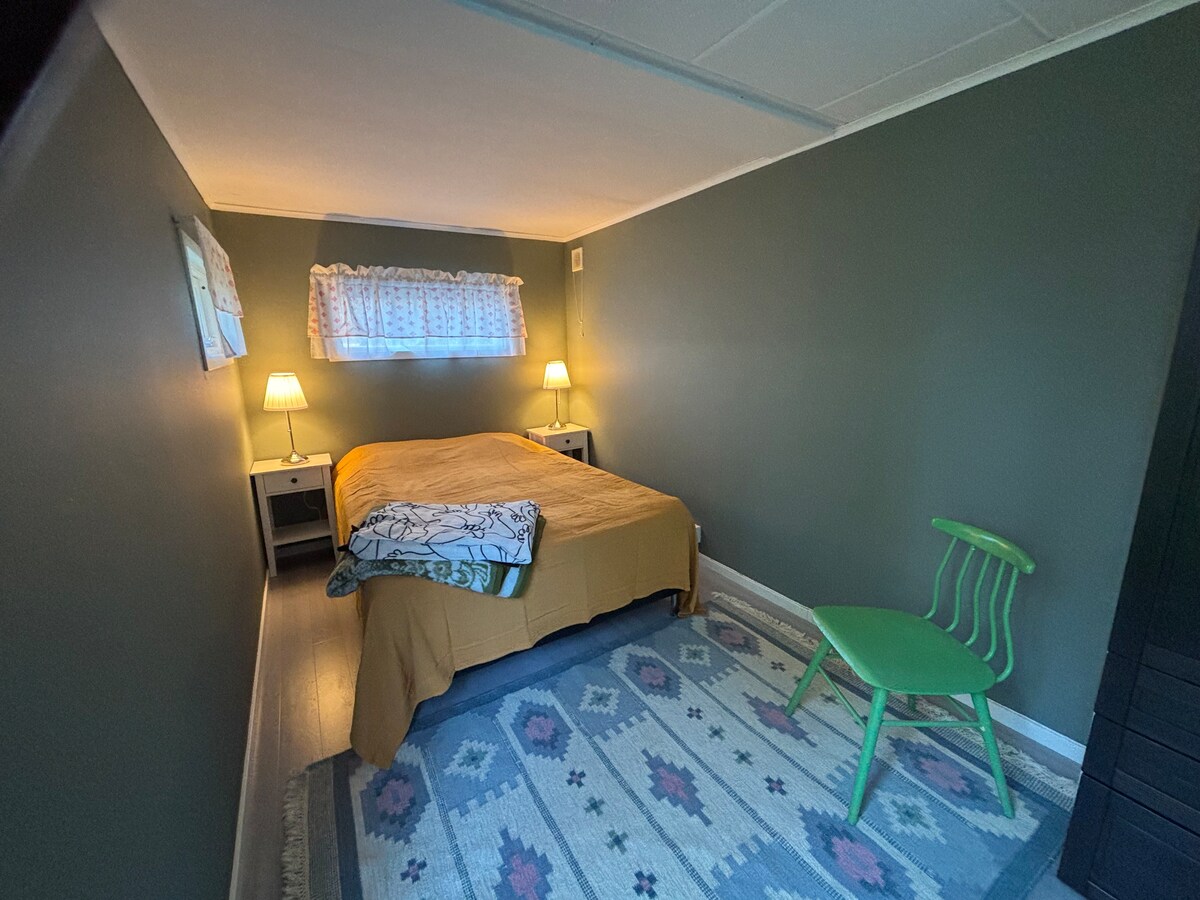 Საოჯახო სასტუმრო 140 სმ ‑ იანი ორადგილიანი საწოლით.