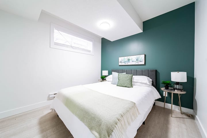 简洁的线条和温馨的装饰营造出休闲的氛围，让你在结束一天的探索或与亲朋好友聚会后，能够好好放松身心。