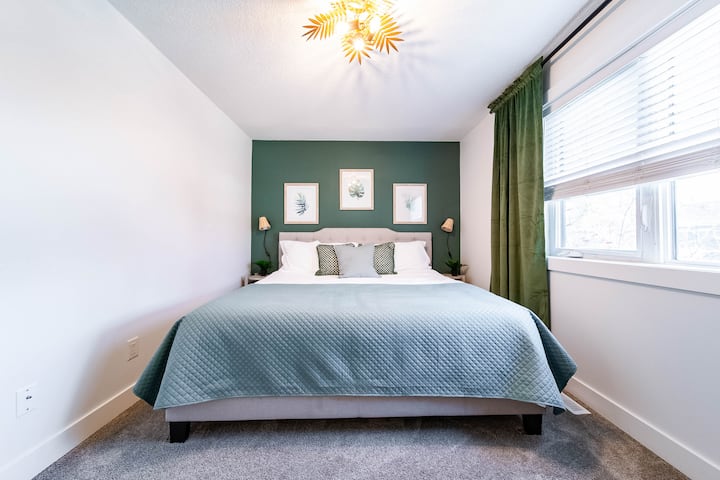 主卧（加大双人床）

主卧室是祖父母或父母寻找宁静和隐私的理想之选，配有豪华加大双人床和高档床上用品。