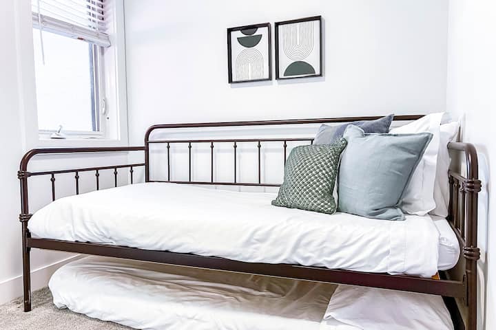 两张床和舒适的布置使其成为年轻人或混合团体灵活睡眠安排的最爱。