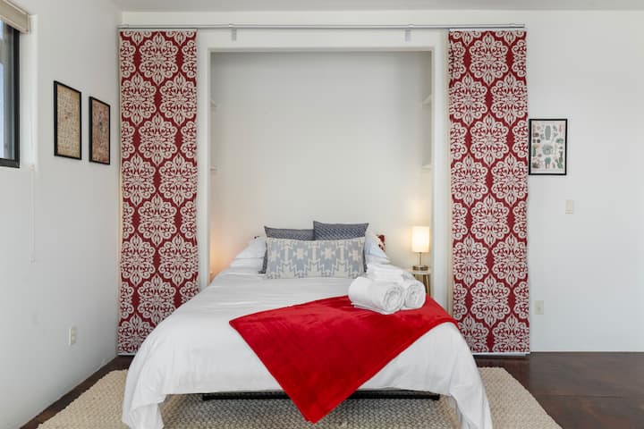 La sala de yoga: una habitación zen y bien equilibrada con vistas perfectas a las montañas de superstición, es una gran habitación para relajarte y, sin embargo, estar conectado con la naturaleza. Hay esterillas de yoga y equipos y bandas de resistencia disponibles. 