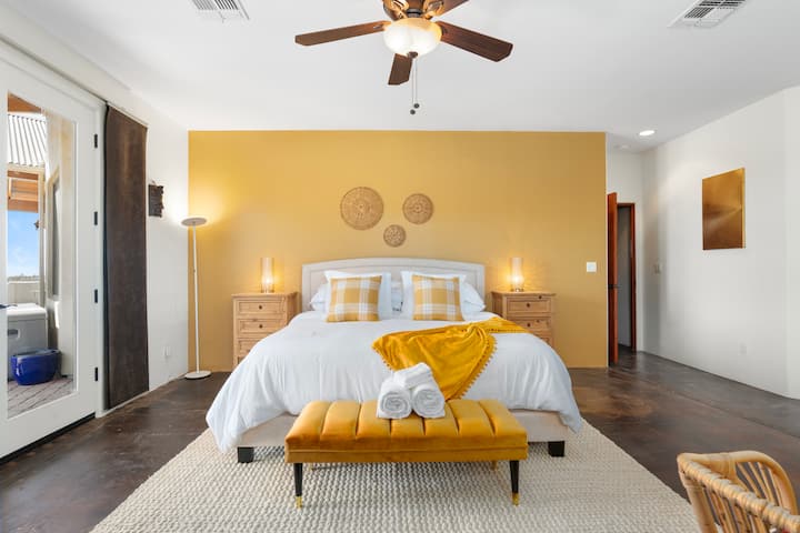 Cama tamaño king con mucho espacio para que tu estancia sea cómoda y relajante. 