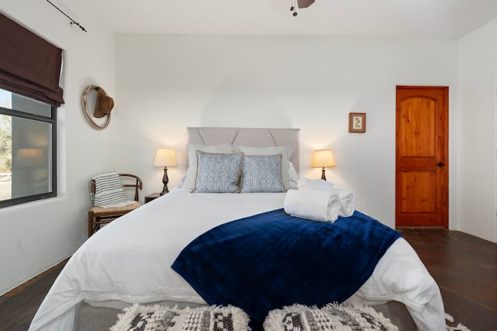 The Cowboy Room: ofrece una sensación muy occidental, pero con comodidad moderna. Se puede utilizar una cama individual adicional ubicada en el armario. Ropa de cama y almohadas adicionales ubicadas en las rejillas del armario también.