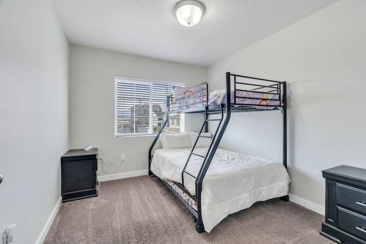 Двойно легло/двуетажно легло с колела отдолу. Две нощни шкафчета