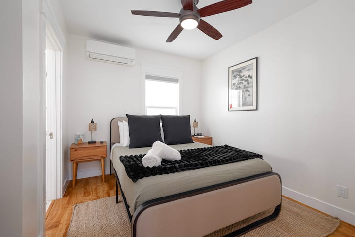 Მთავარ საძინებელში არის საწოლი Queen, ცალკე აბაზანა-ტუალეტი, ორი ტუმბო და საწოლისპირა სანათები USB პორტებით. Კარადაში ინახება ერთი Pack' n' Play და ერთი მაღალი სკამი ჩვილებისა და ჩვილებისთვის.