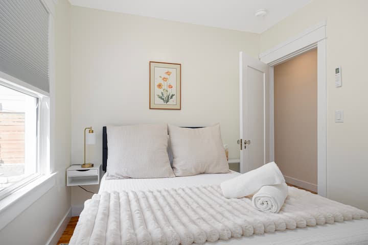 Მე-3 საძინებელში არის სრული საწოლი, ორი ტუმბო, ელექტრონული მოწყობილობების დასამუხტად განკუთვნილი პორტით და საწოლისპირა განათება. 