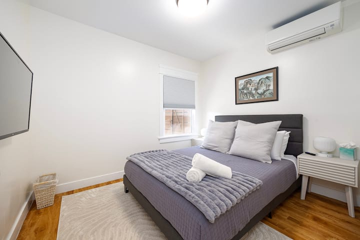 Მე ‑ 2 საძინებელში არის ორადგილიანი საწოლი, ორი ტუმბო და საწოლისპირა სანათები ელექტრონული მოწყობილობების დასამუხტად განკუთვნილი პორტით. 