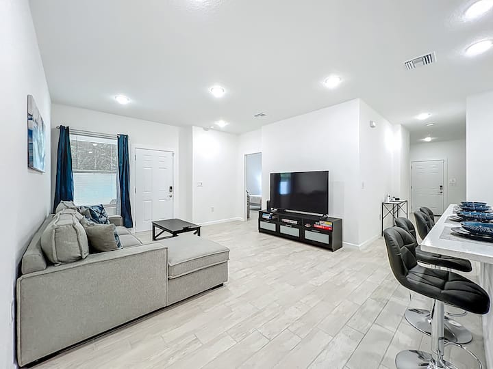 Cozy & Stylish Stay | Mins To Parks & Downtown - Sanford, FL
