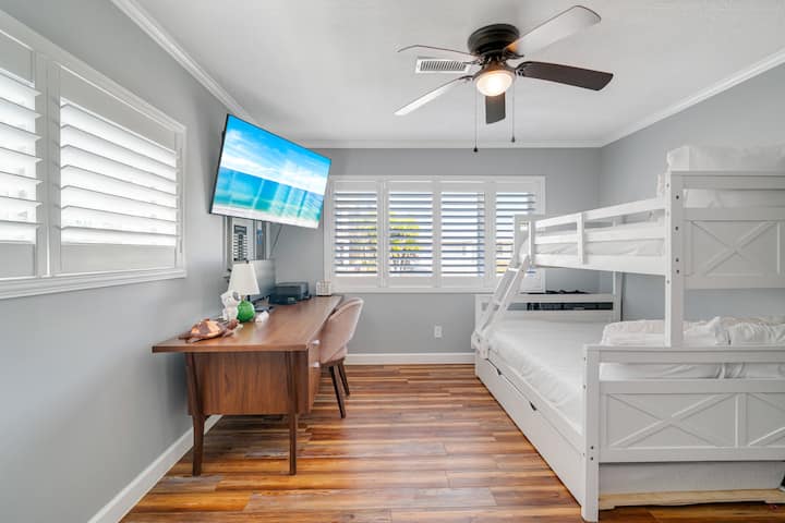 בחדר הנעים הזה יש מיטת קומתיים, עם מיטת זוגית למטה ומיטת יחיד למעלה - נהדרת לילדים או לקבוצה קטנה.

תיהנו מלילות קולנוע או מבקרים עצלים עם הטלוויזיה ממש בחדר - מושלם להתפתלות.
