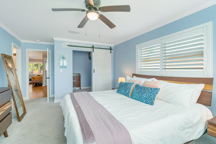 לישון כמו בני מלוכה על מיטת הקינג סייז המפוארת, במרכז חדר השינה הנעים והמזמין הזה.

מאחורי דלתות ארון הזזה תמצאו עריסה שימושית, מושלמת למשפחות שנוסעות עם ילדים קטנים.