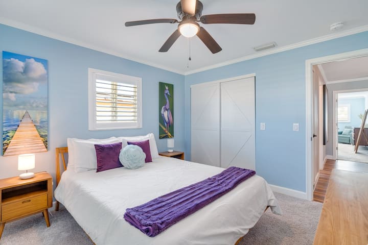 להירגע במיטת קווין סייז המזמינה, לבושה לנוחות ולישון לילה שלווה.

בין אם אתם מתעוררים או נרגעים, החדר הזה יוצר את האיזון המושלם בין סגנון לנוחות.