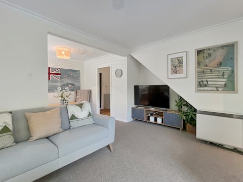 6 Beds. 2 Bathrooms. Private.