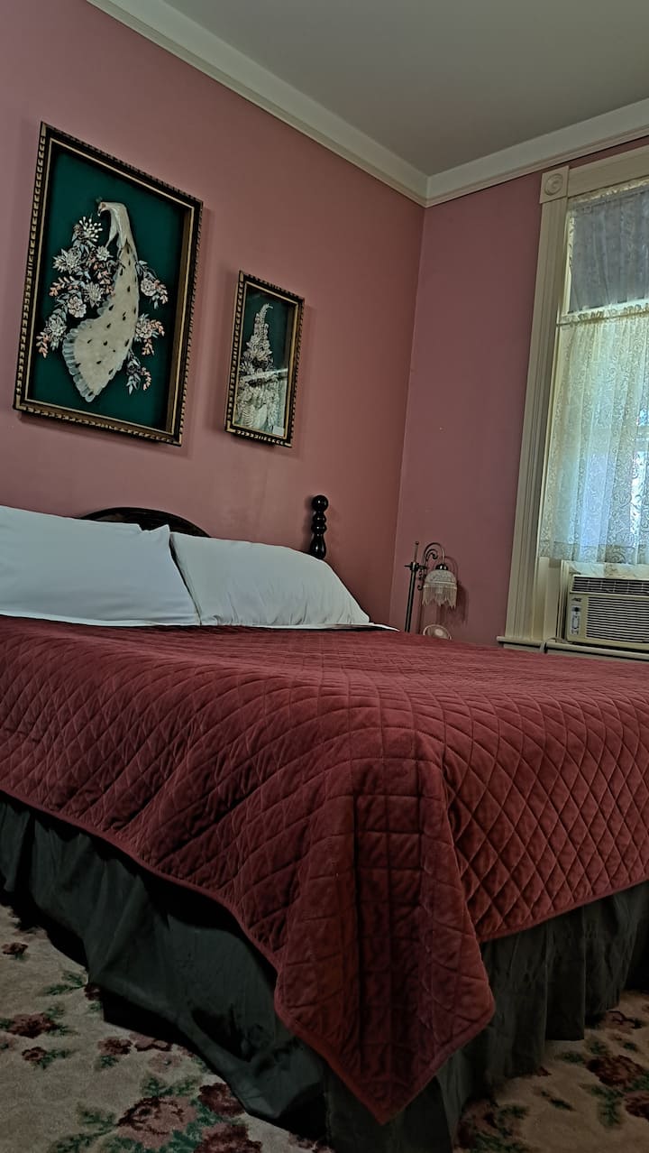 加大雙人床，配有私人浴缸