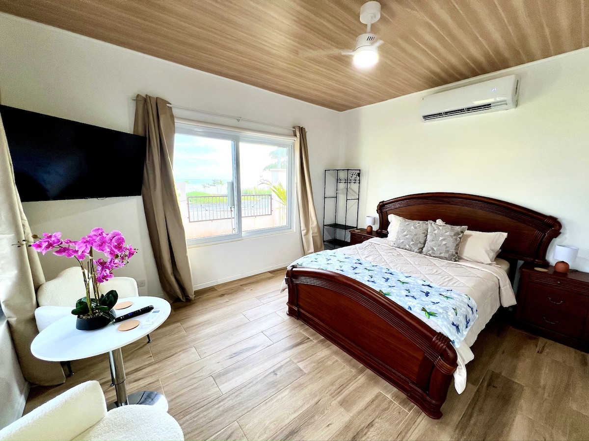 Spavaća soba 2, bračni krevet (širine 150-179 cm). Pristupačno iz područja vanjskog bazena zasebnim ulazom