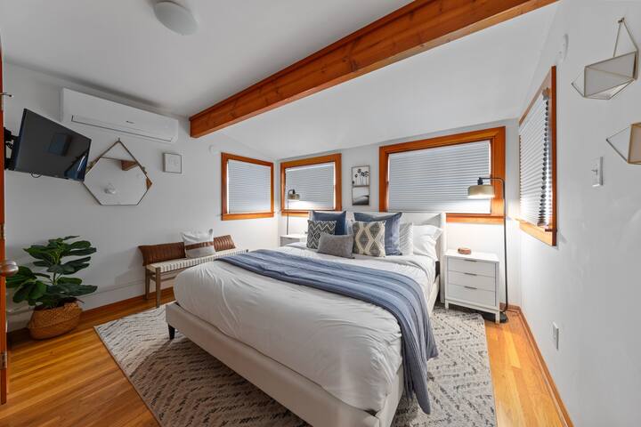 Cama principal tamaño king con aire acondicionado y TV en streaming