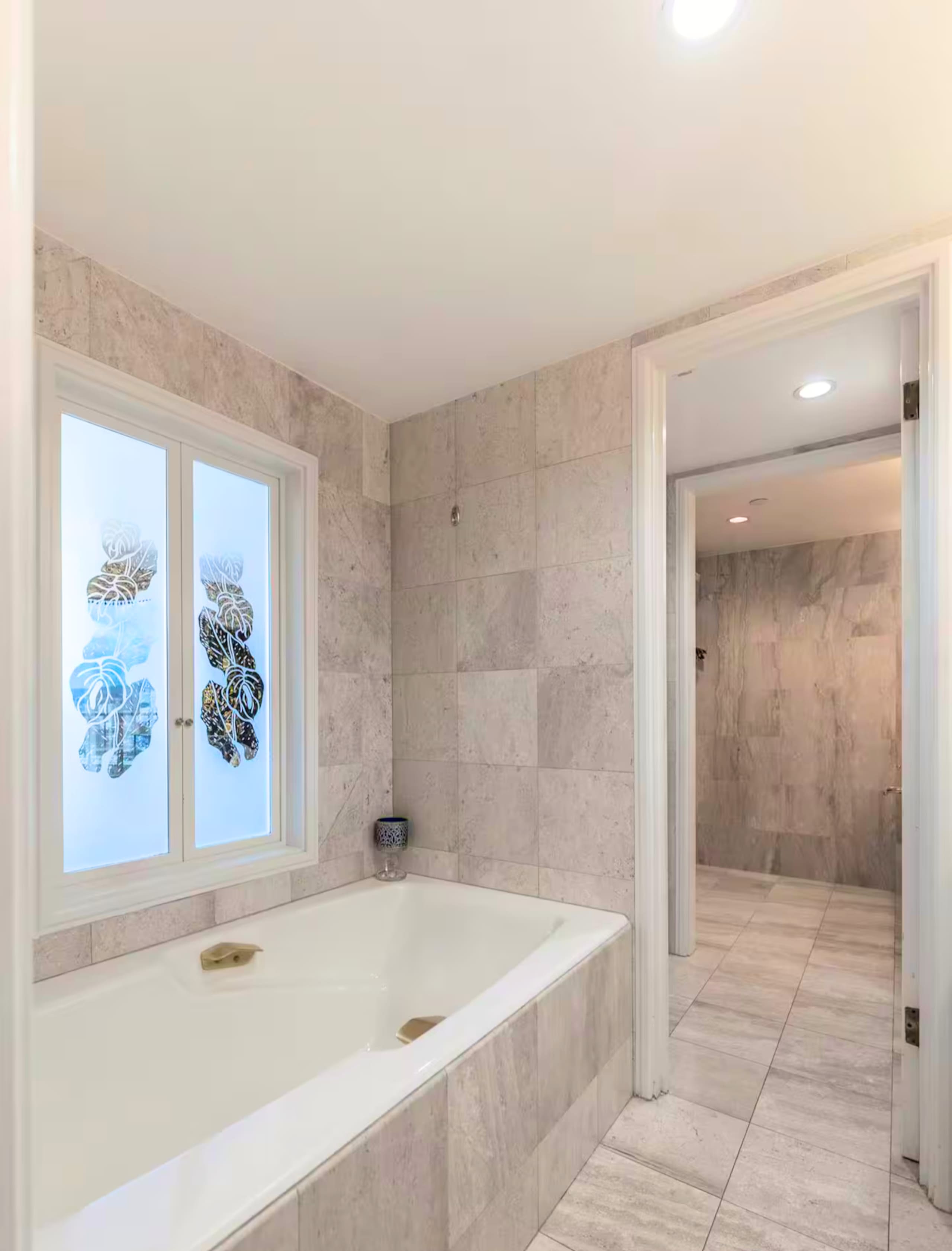 Condo in Honolulu · ★4.93 · 1 bedroom · 3 beds · 1 bath - Image 23