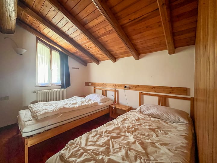Dhomë gjumi me krevate të veçantë.