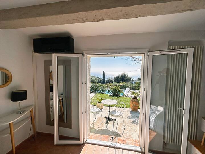 Tarraca me pamje nga pishina në dhomën e gjumit 1