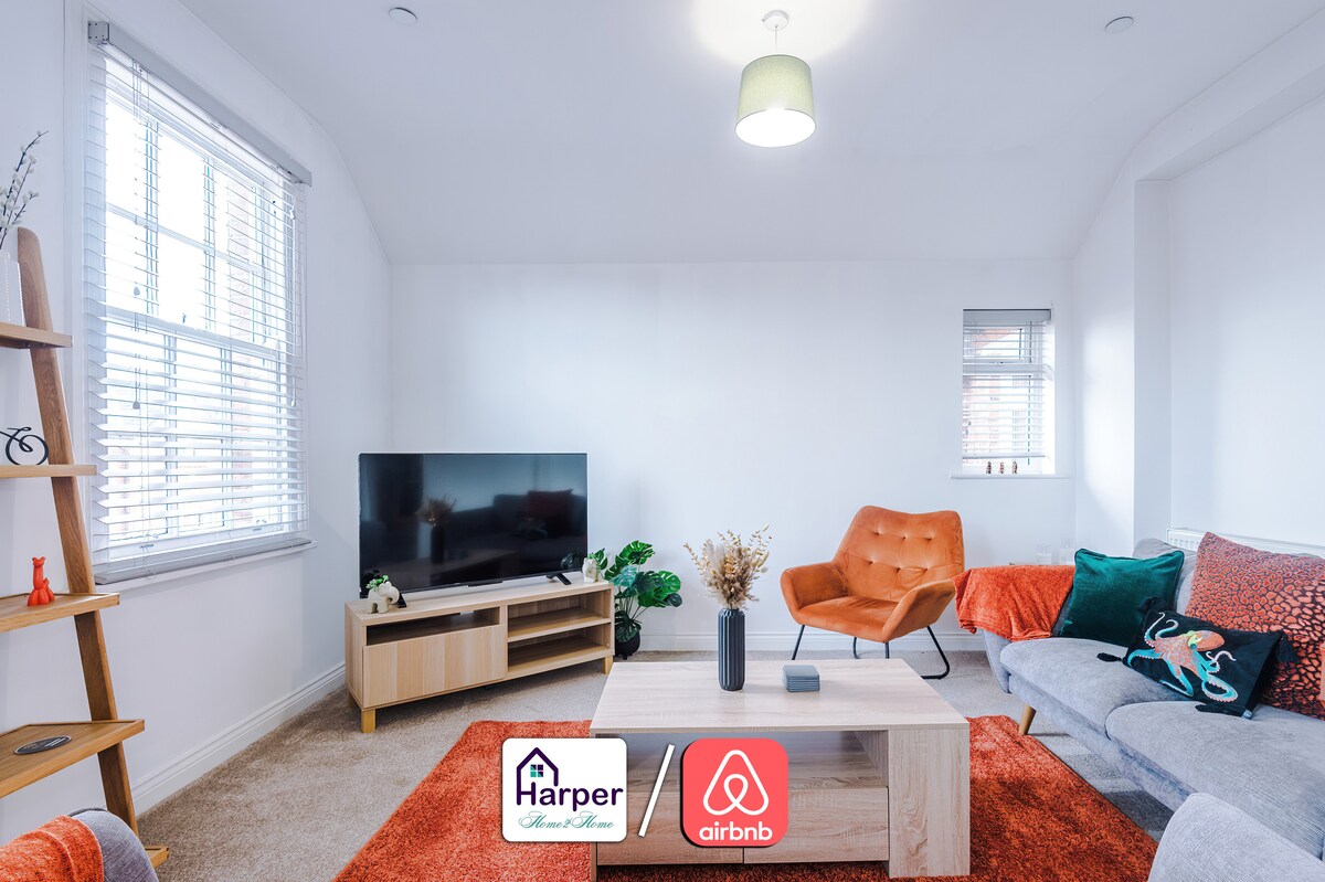 غرفة معيشة مشرقة وواسعة مع ديكور عصري.
أرائك مريحة وكرسي بذراعين وتلفزيون بشاشة مسطحة للاسترخاء.
مساحة مفتوحة مثالية للعائلات أو المجموعات أو المقاولين.