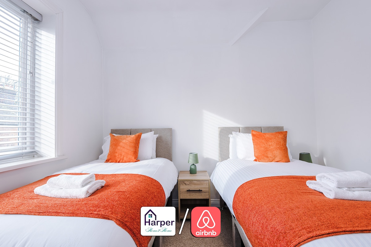 غرفة نوم مزدوجة مريحة ومشرقة مع إضاءة طبيعية.
مقدمة بشكل أنيق مع الكتان الجديد ولمسات برتقالية جريئة.
مثالية للمقاولين أو الأصدقاء أو أفراد العائلة الذين يشاركونها.
