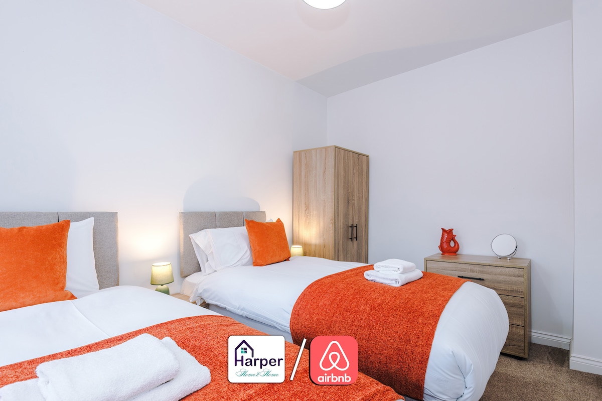 غرفة نوم مشرقة ومريحة مع سريرين مفردين.
كتان أبيض نقي مع لمسات برتقالية دافئة.
مثالية للمقاولين أو العائلات أو الأصدقاء الذين يتشاركون.
