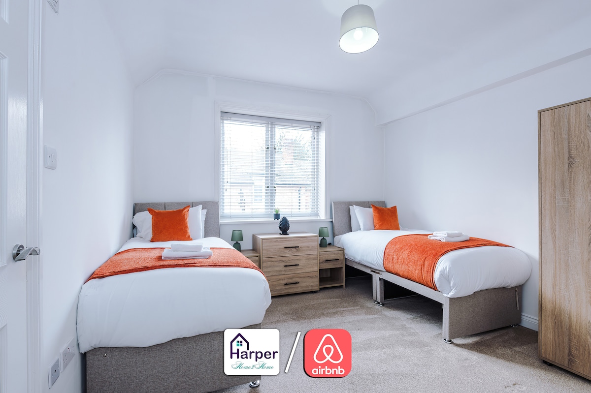 غرفة نوم مزدوجة مشرقة مع ديكور أبيض جديد.
أسرّة مريحة مصممة بلمسات برتقالية دافئة.
رائعة للزملاء أو الأصدقاء أو العائلة.